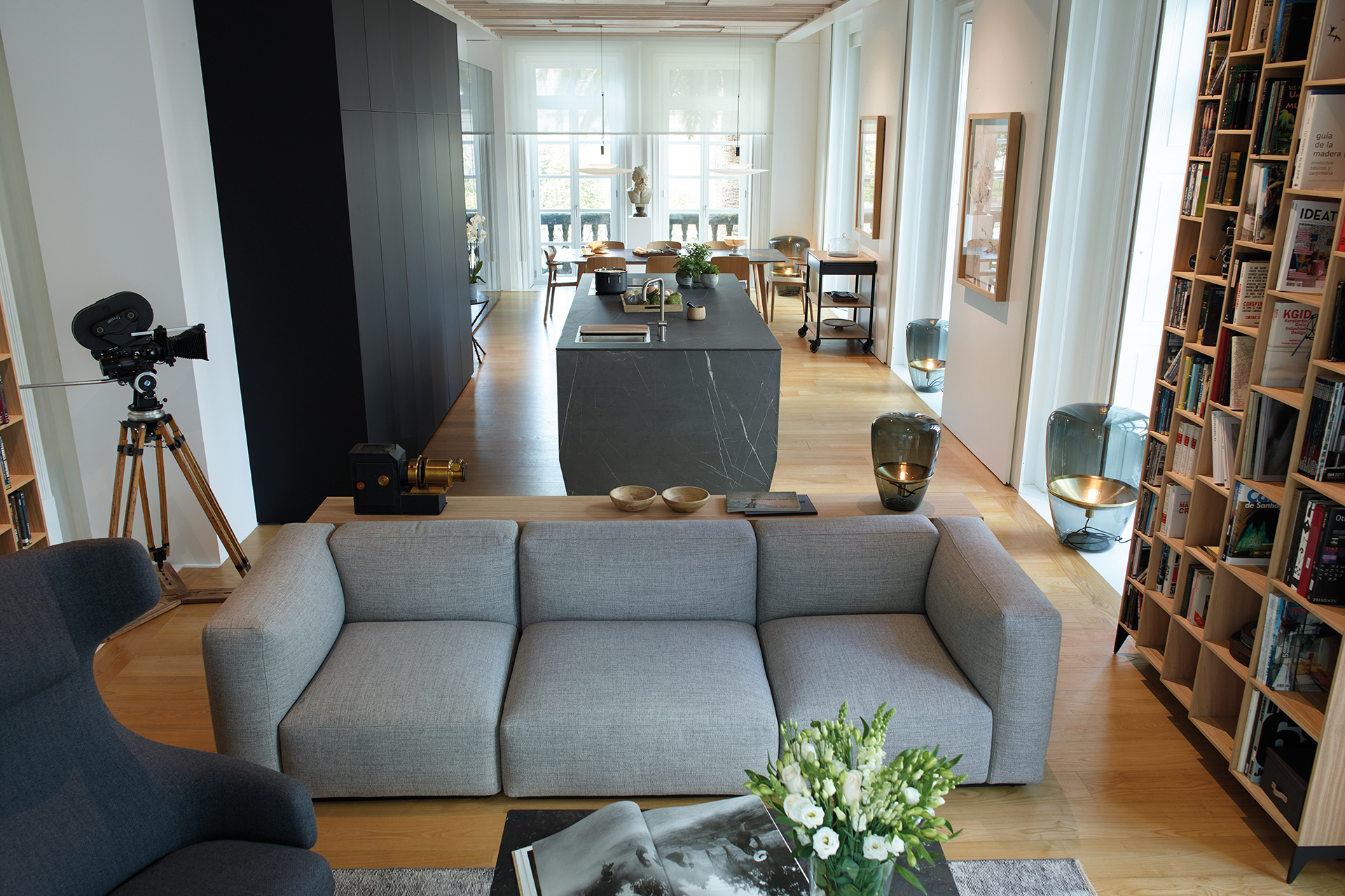 Cozinha preta com ilha aberta para a sala de estar e a sala de jantar, equipada com novos móveis concebidos pela Santos