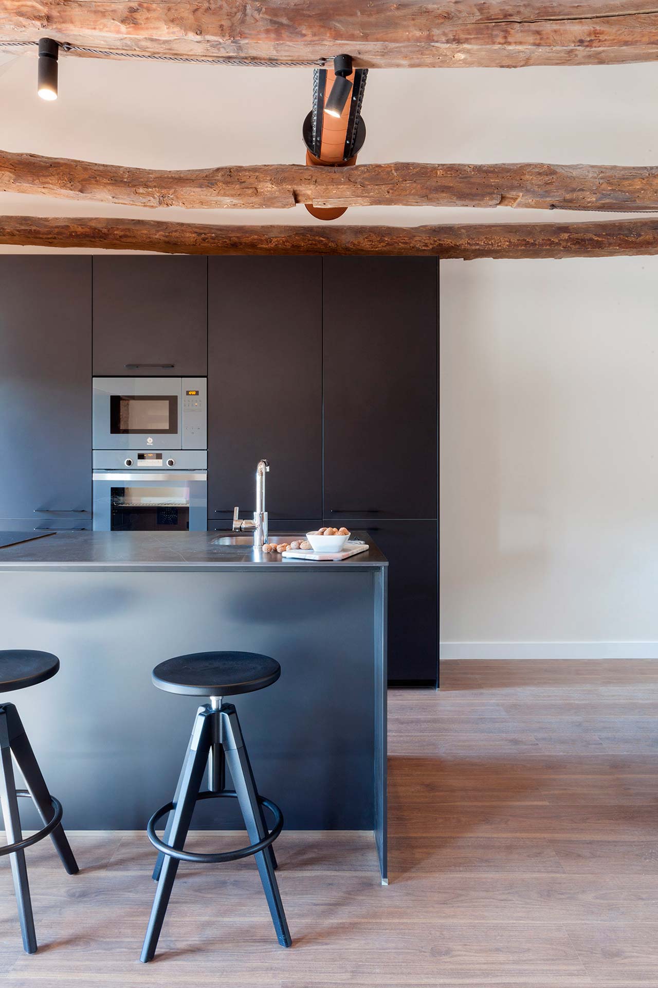 Santos Kitchens in renovated homes, by Andrea Muñoz Diseño