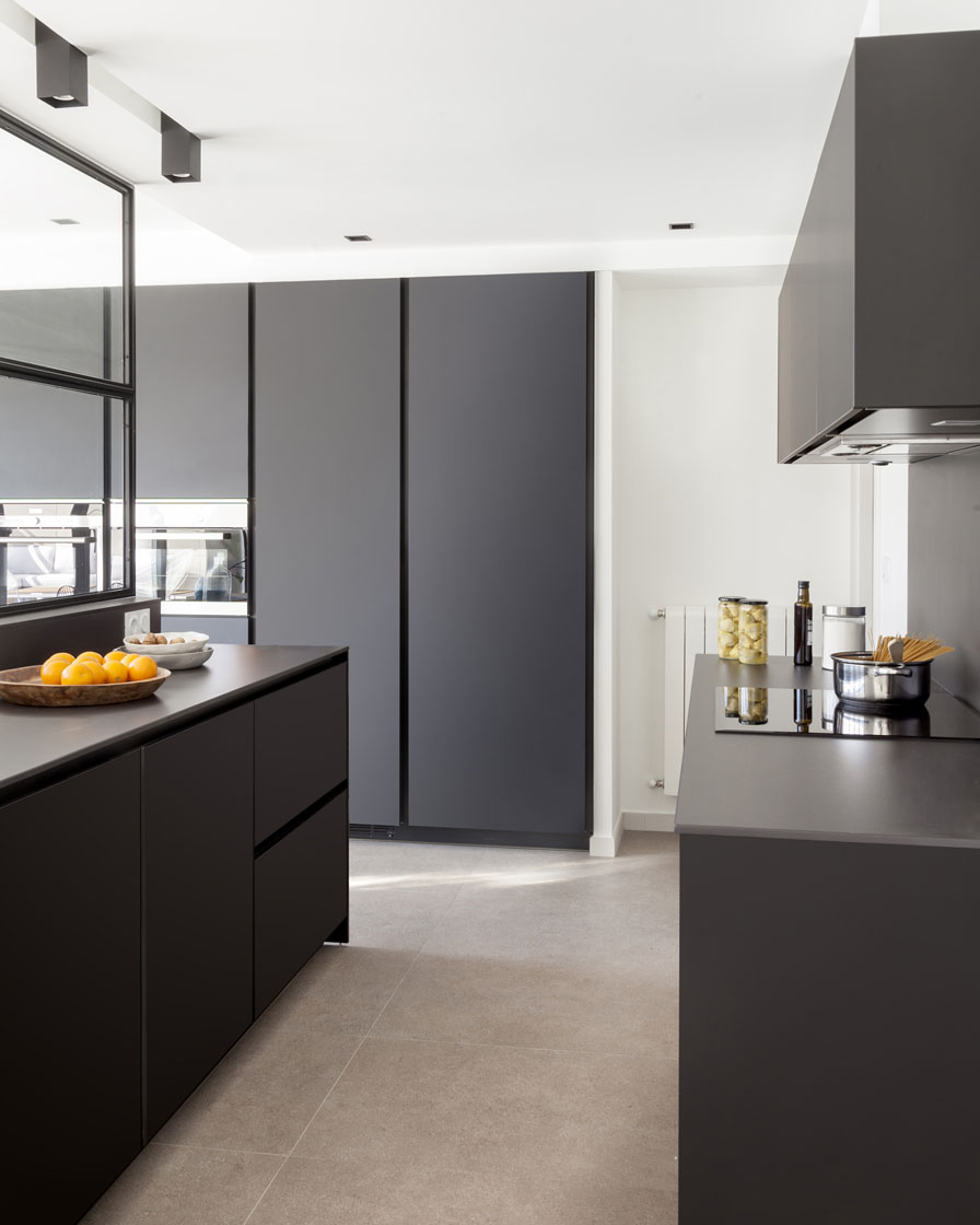 Black Santos kitchens created by the designer Natalia Zubizarreta