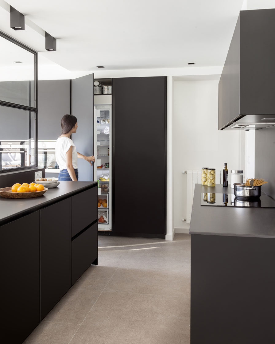 Black Santos kitchens created by the designer Natalia Zubizarreta