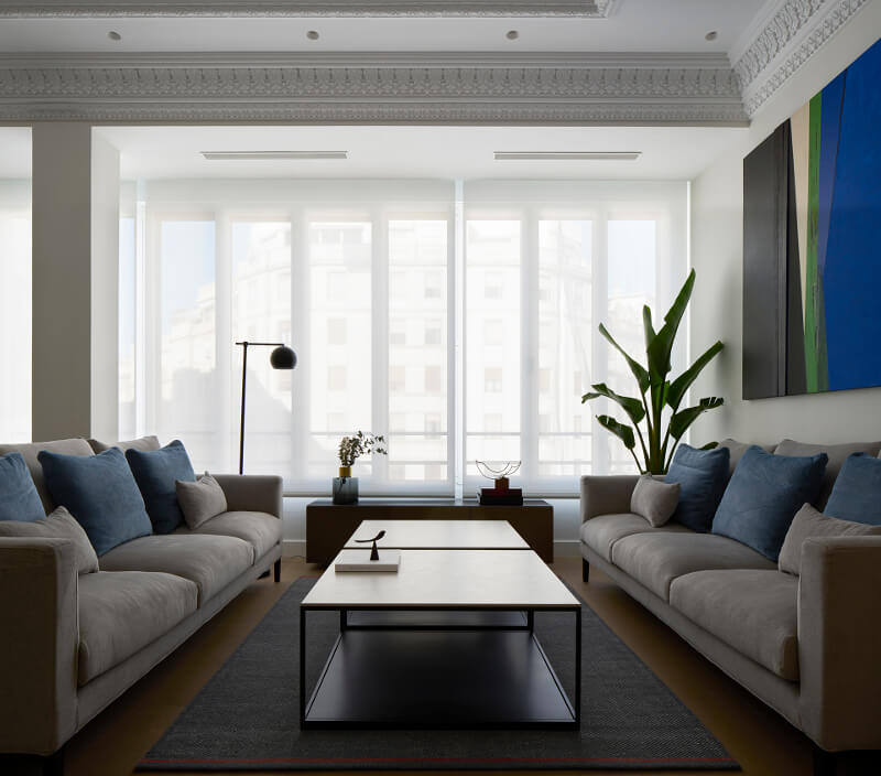 Sala de estar ampla e luminosa com mesa central