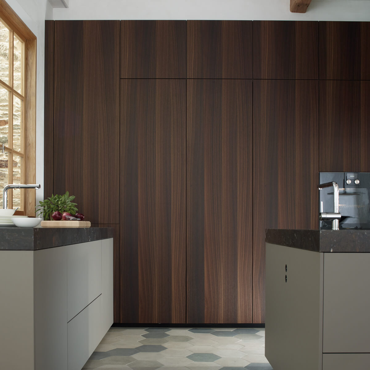 Santos kitchens with natural veneered wood finishes: unique and dynamic designs