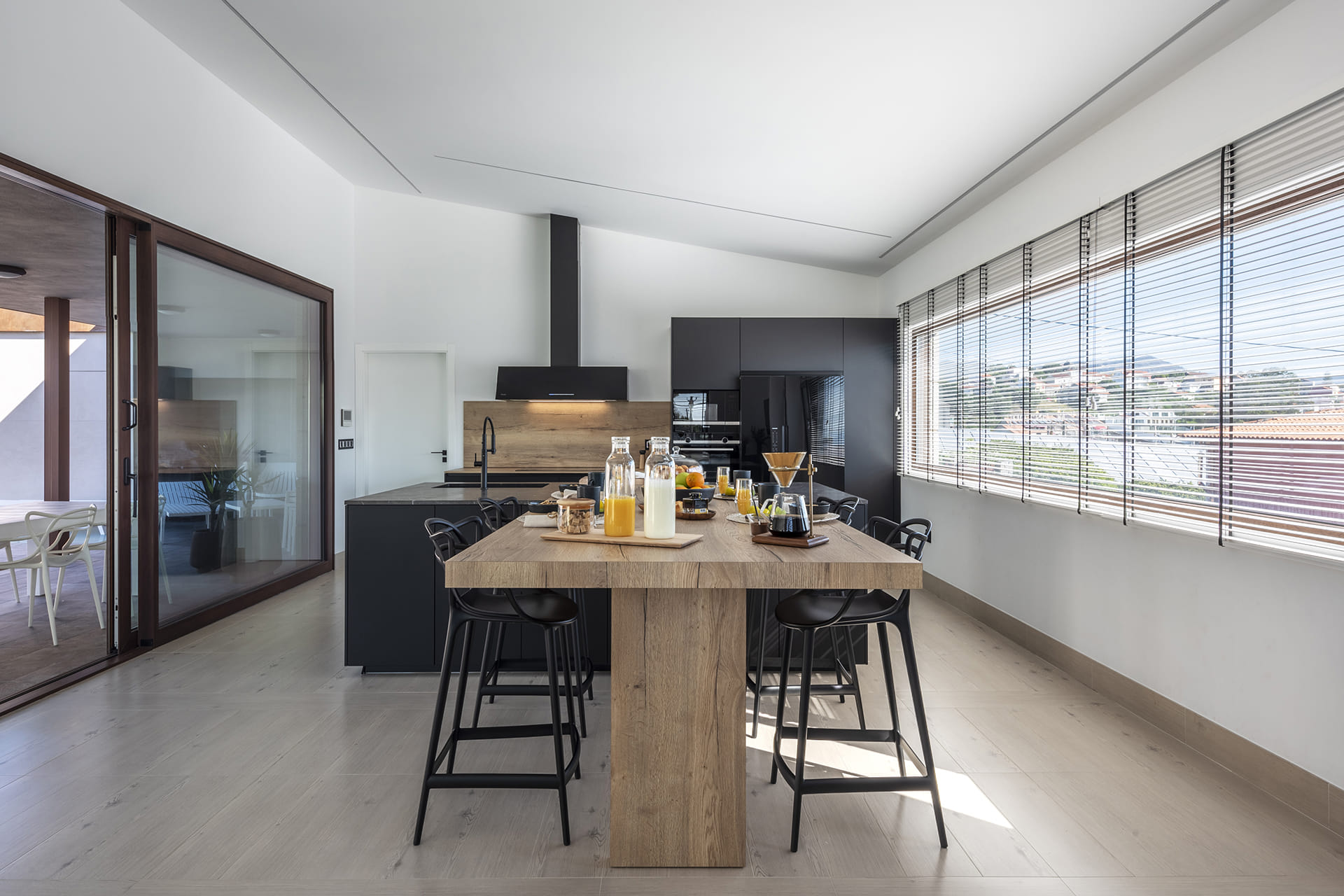 Open-plan, spacious and functional kitchen in black