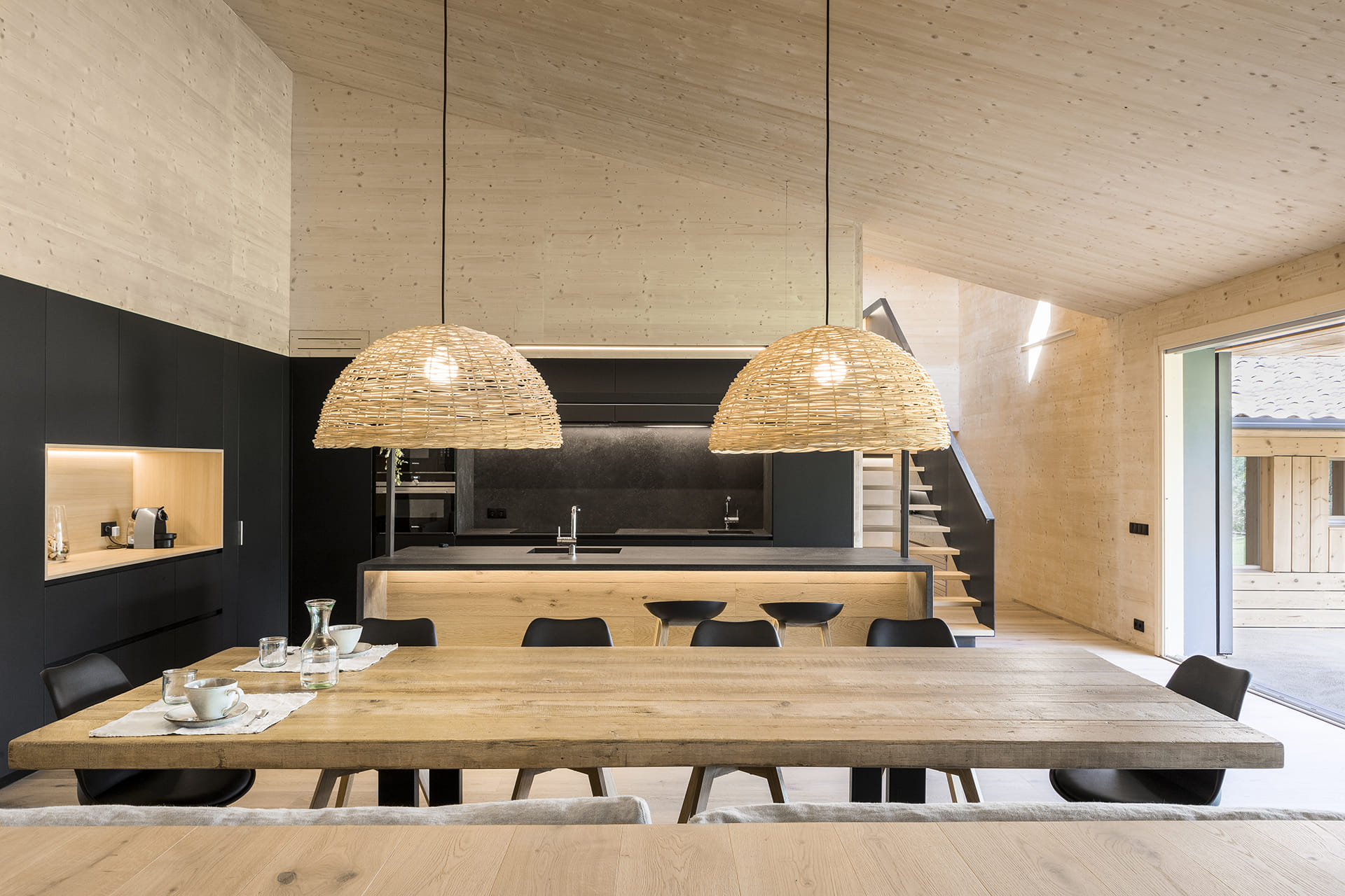 Design Santos para cozinha aberta em preto e madeira