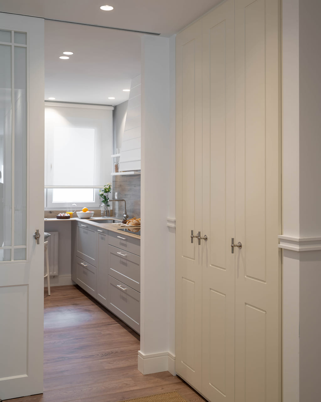 Keuken in wit en grijs met hang- en onderkasten