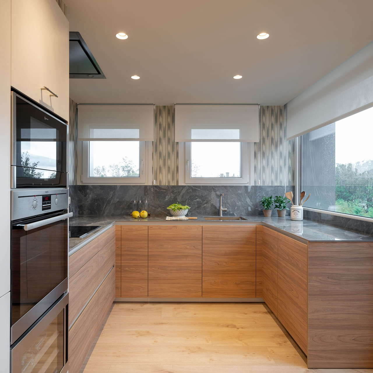U-vormige keuken in wit en hout