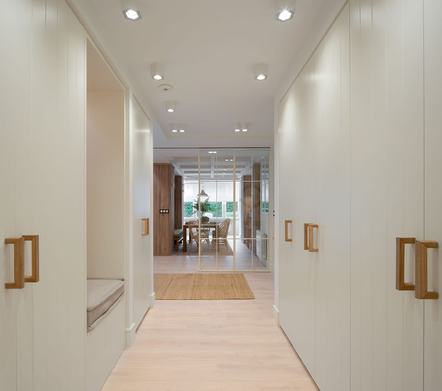 Couloir avec meubles colonnes blancs et bois