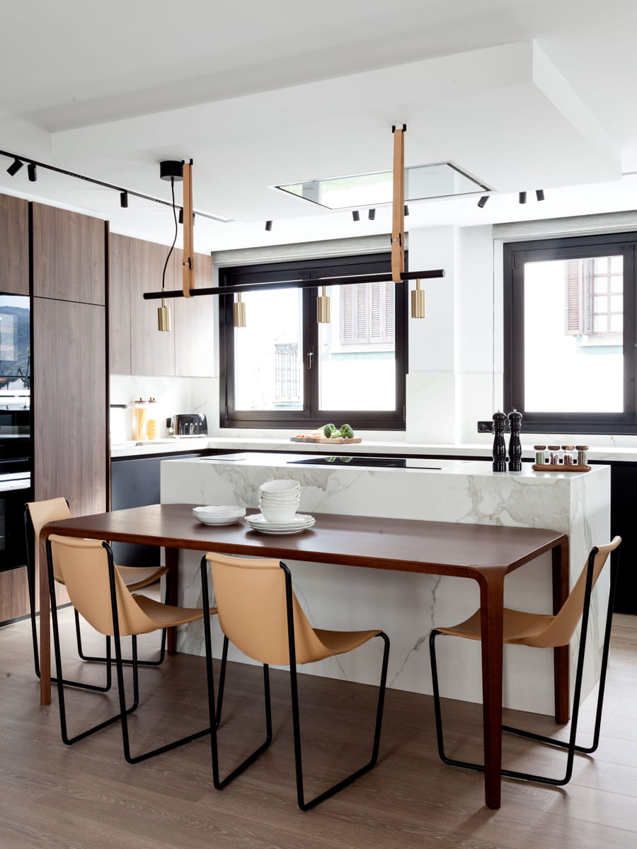 Keuken met eiland in wit, zwart en hout, ontworpen door Natalia Zubizarreta