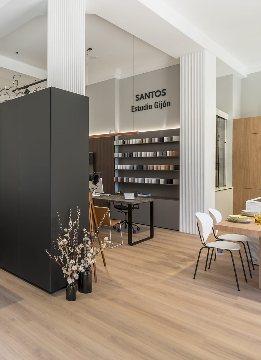 Intérieur de l'exposition Santos Estudio à Gijón