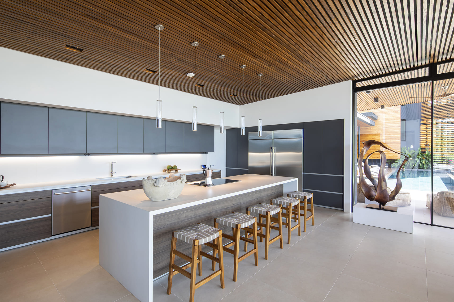 Santos keuken met eiland en minimalistische meubels