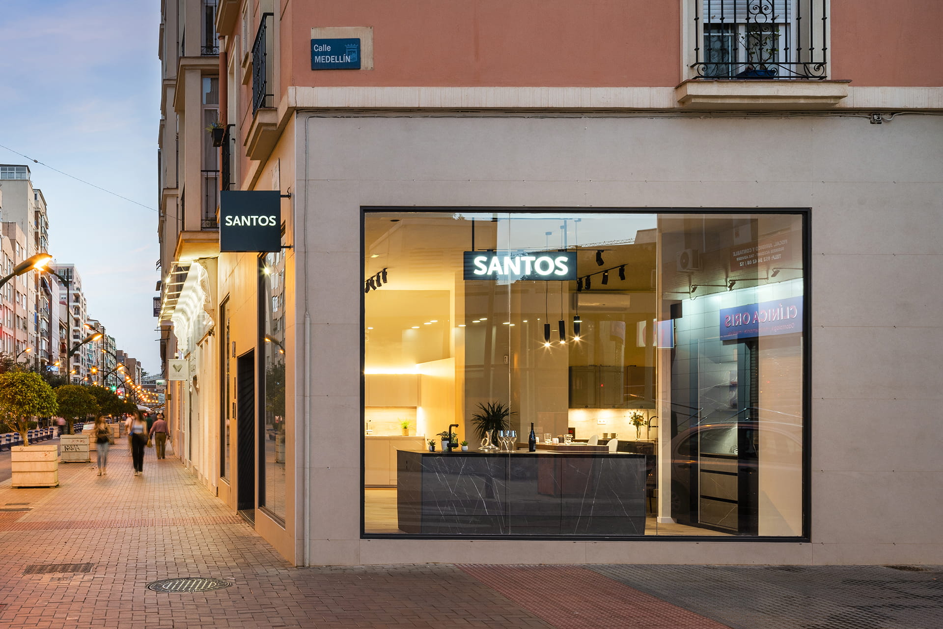 Extérieur du magasin de cuisines Santos à Malaga.