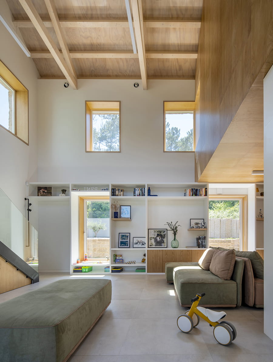 Sala de estar com teto em madeira laminada de pinho
