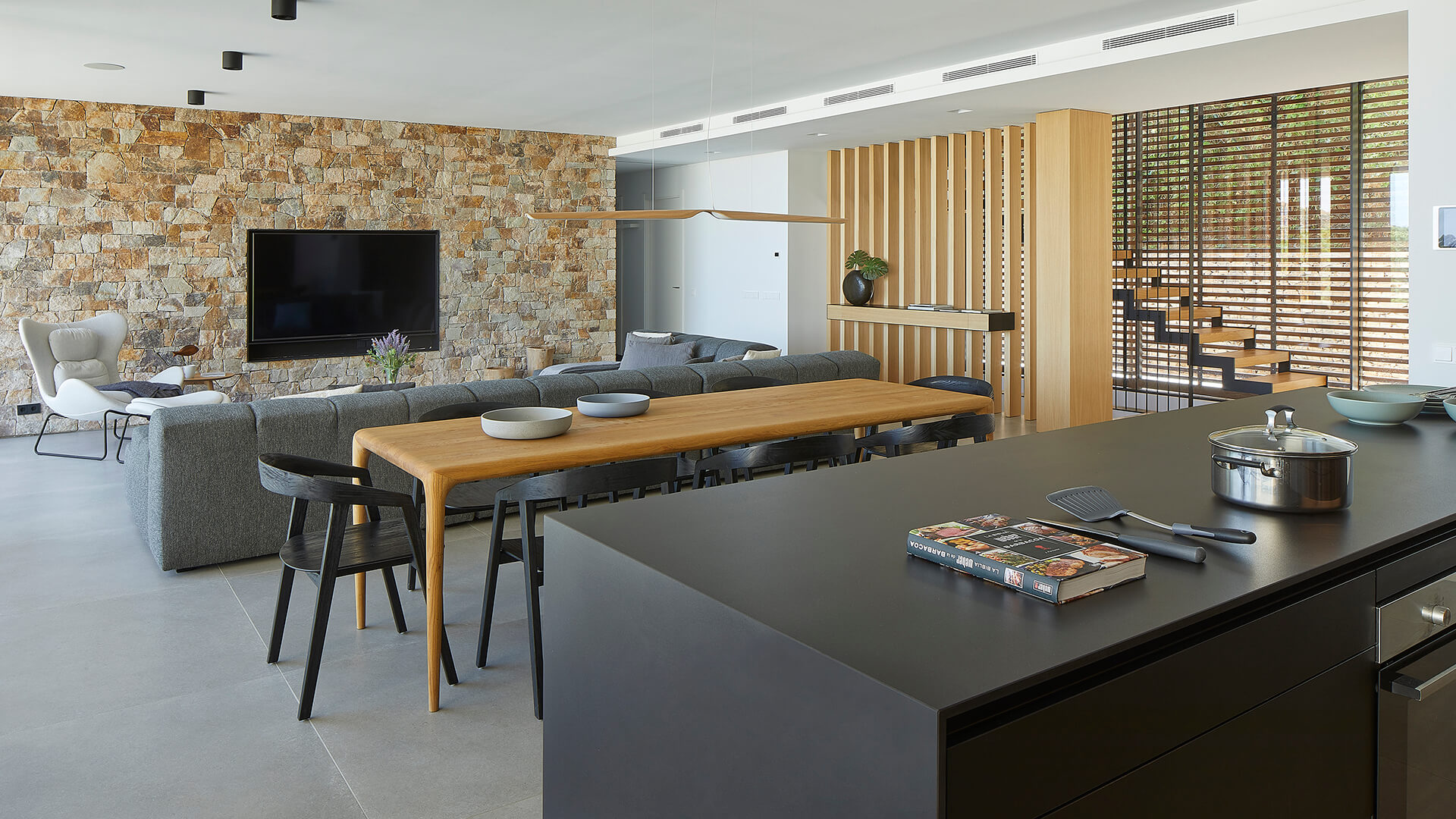 Cozinha Santos de madeira carvalho aberta para a sala de estar com sala de jantar