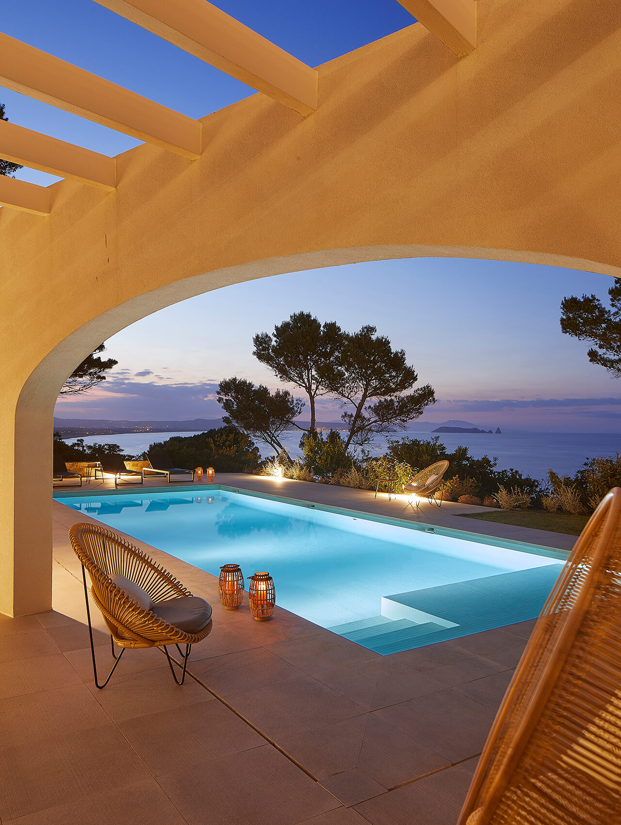 Habitation blanche avec piscine conçue par Jané & Font