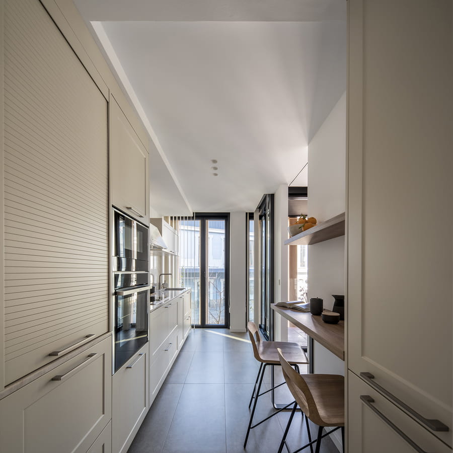 Witte keuken met ovenunit en rolluikkast