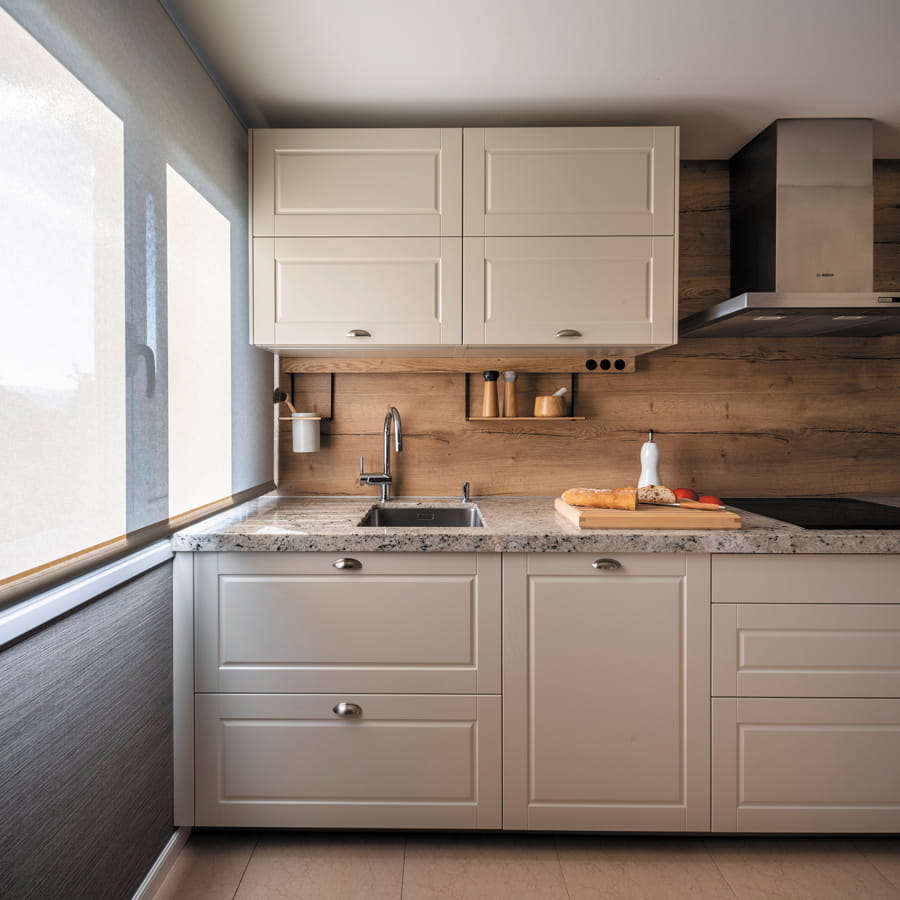 Cozinha branca e madeira Santos de design clássico
