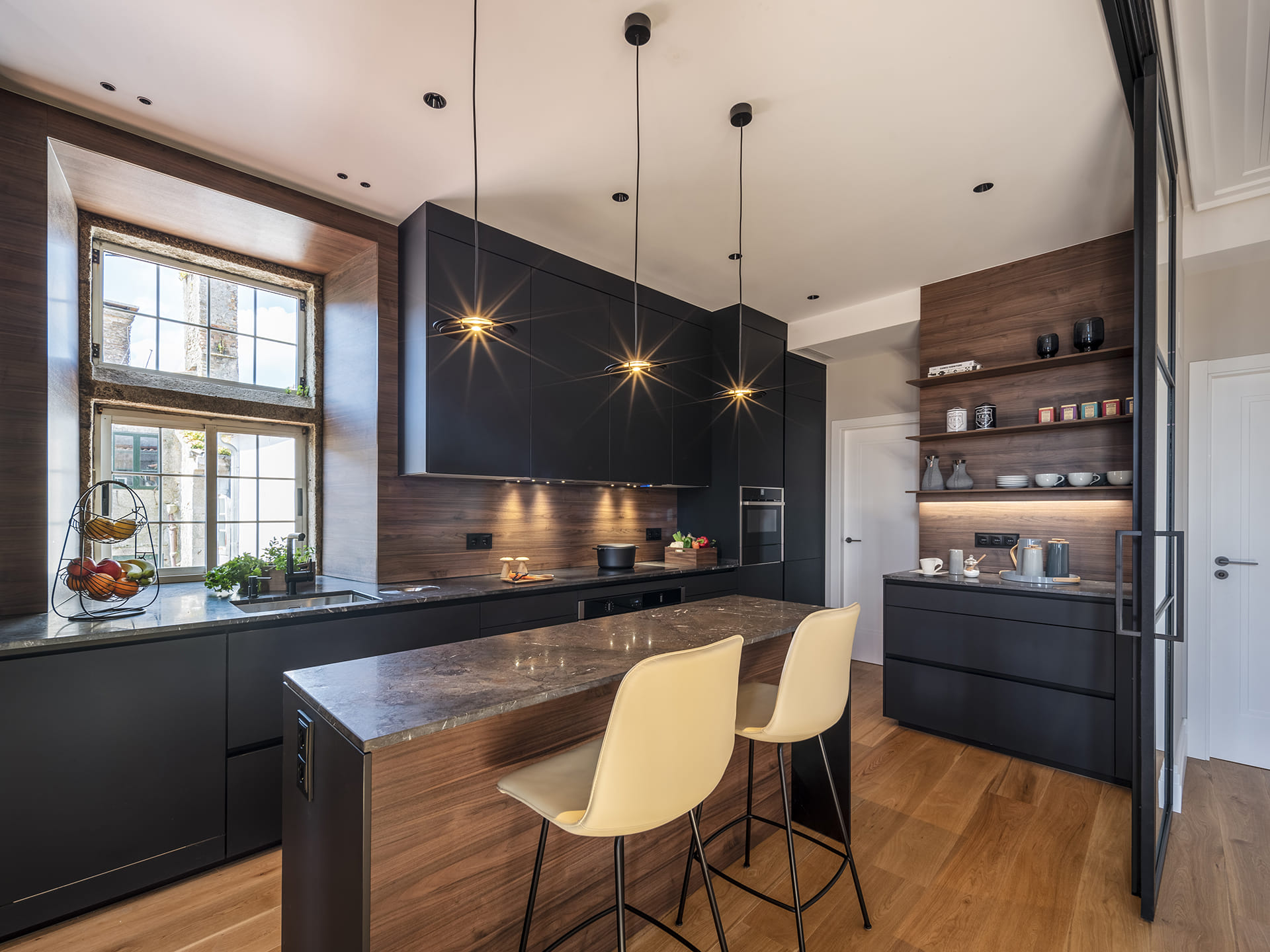 Black Santos kitchen with large-capacity cabinets