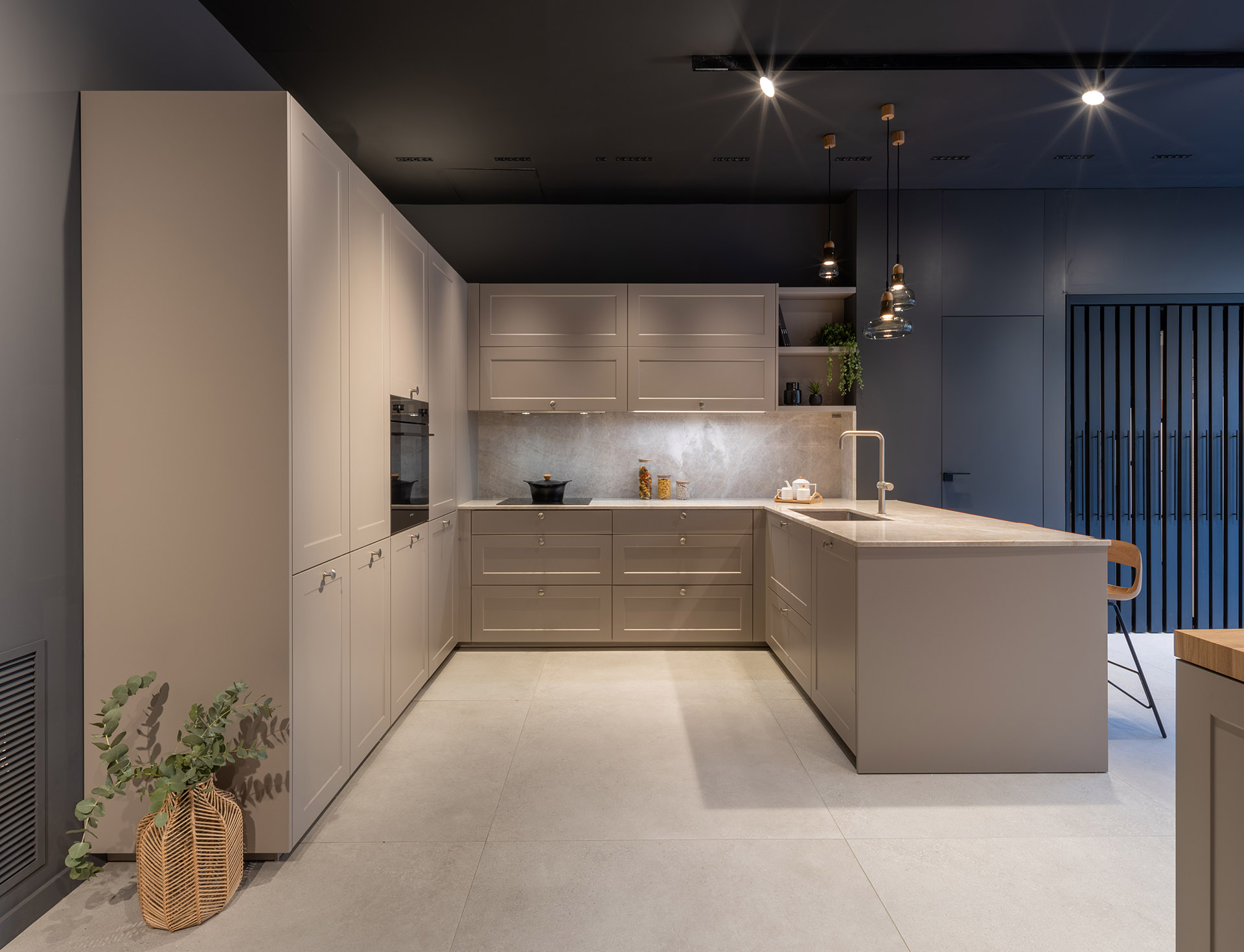 Grey Santos kitchen with peninsula in kitchen showroom in Valencia