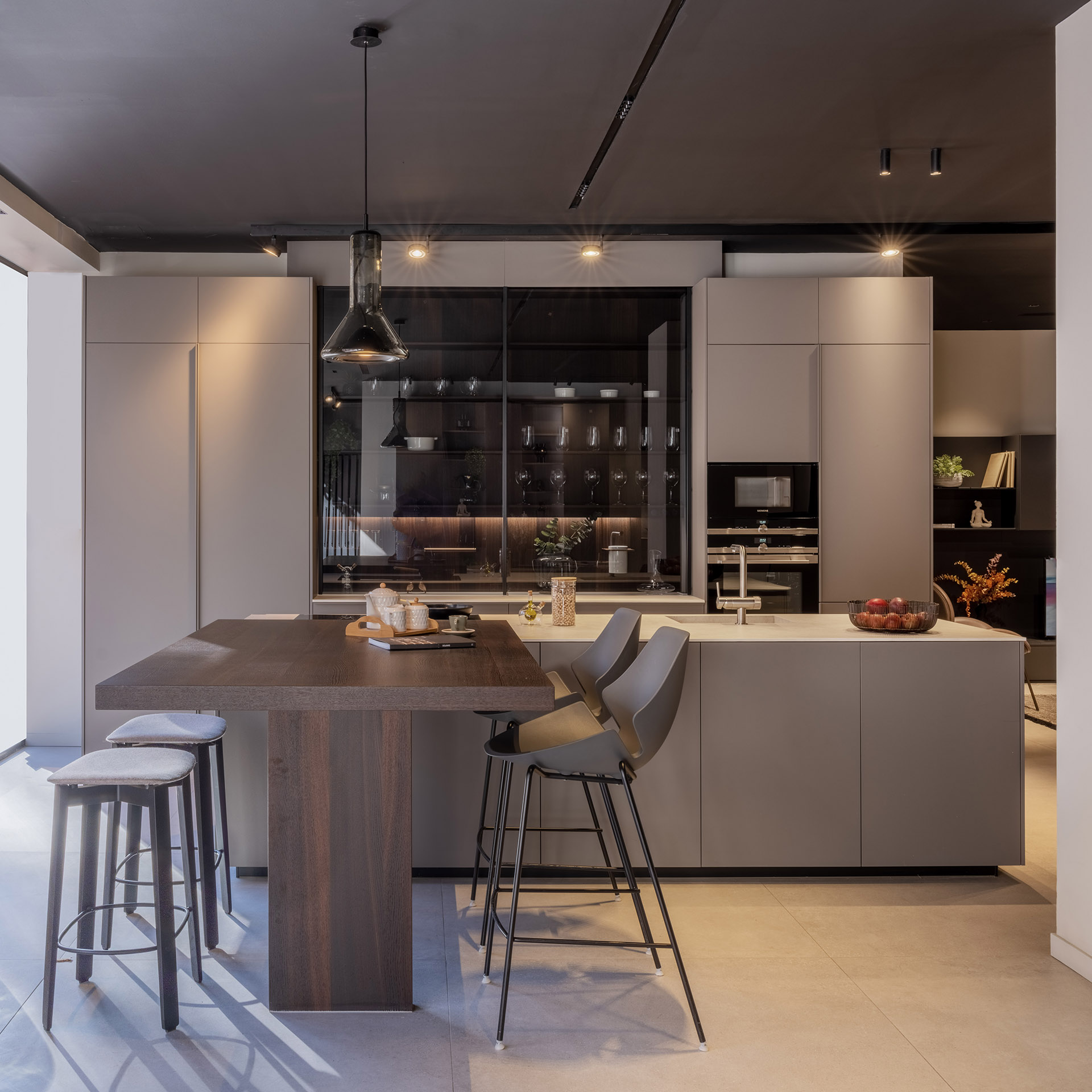 Santos grey kitchen with island display in Valencia