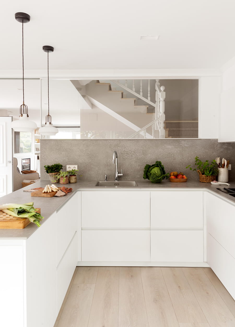 White open-plan kitchen. Natalia Zubizarreta design