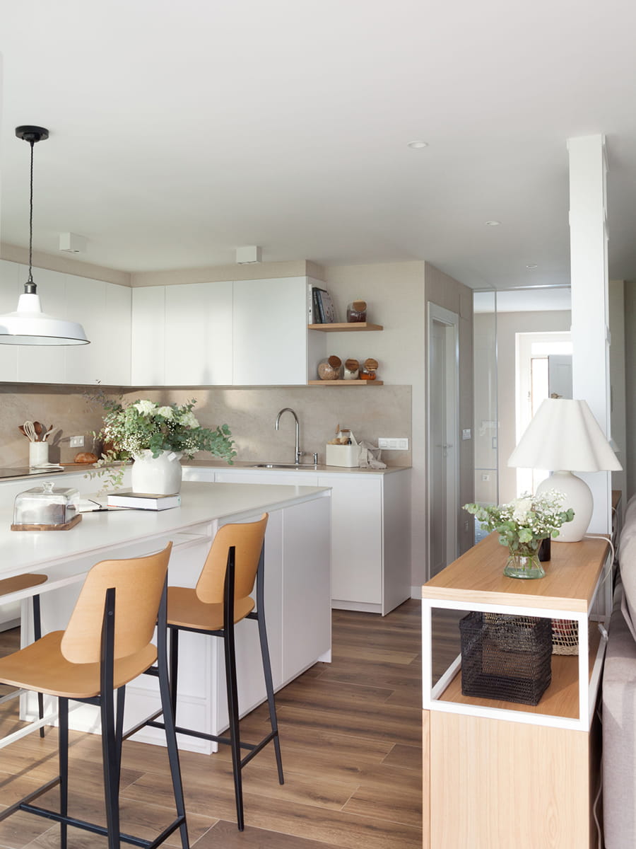 Witte L-vormige keuken van ontwerper Natalia Zubizarreta