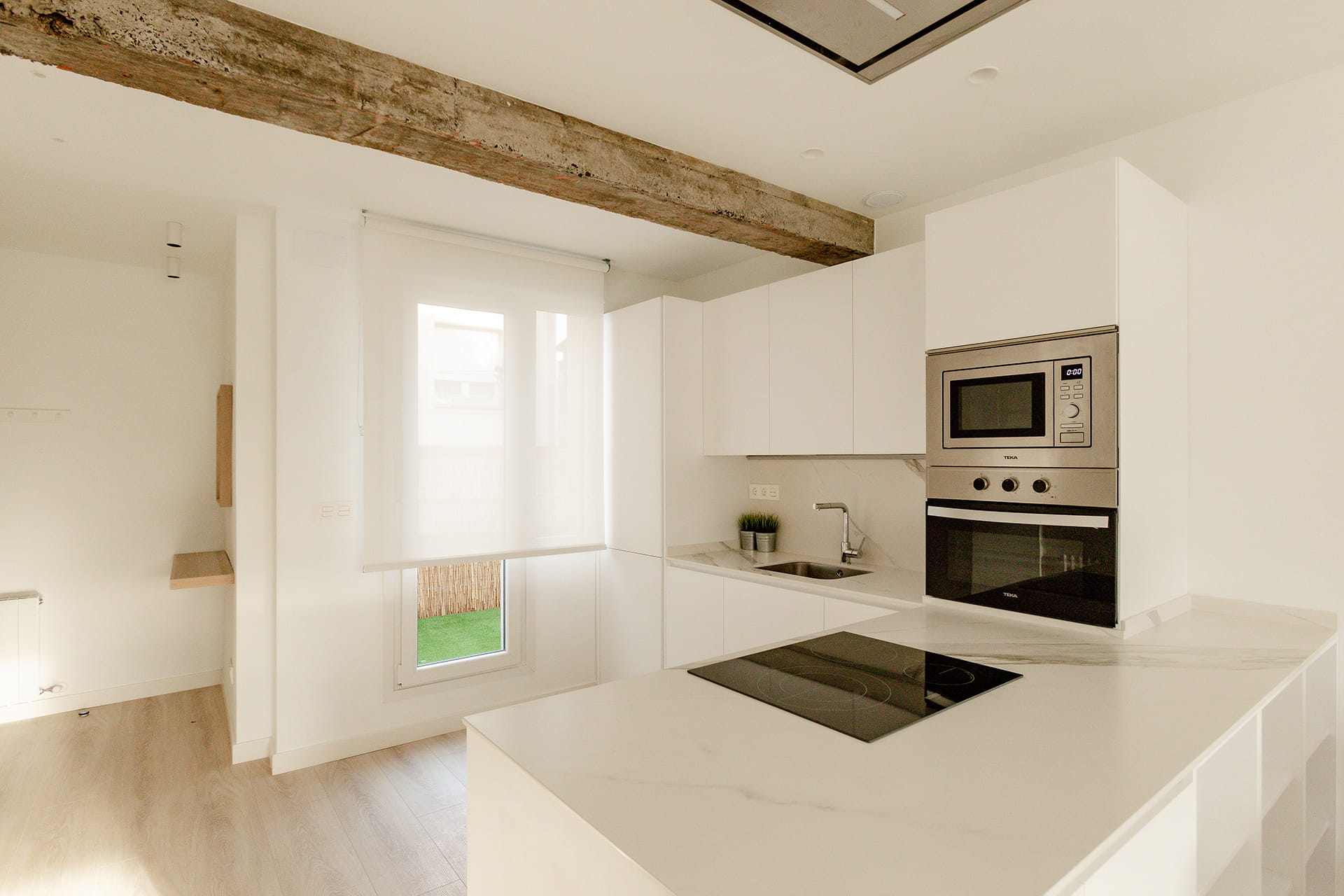 Flat with open-plan white Santos kitchen