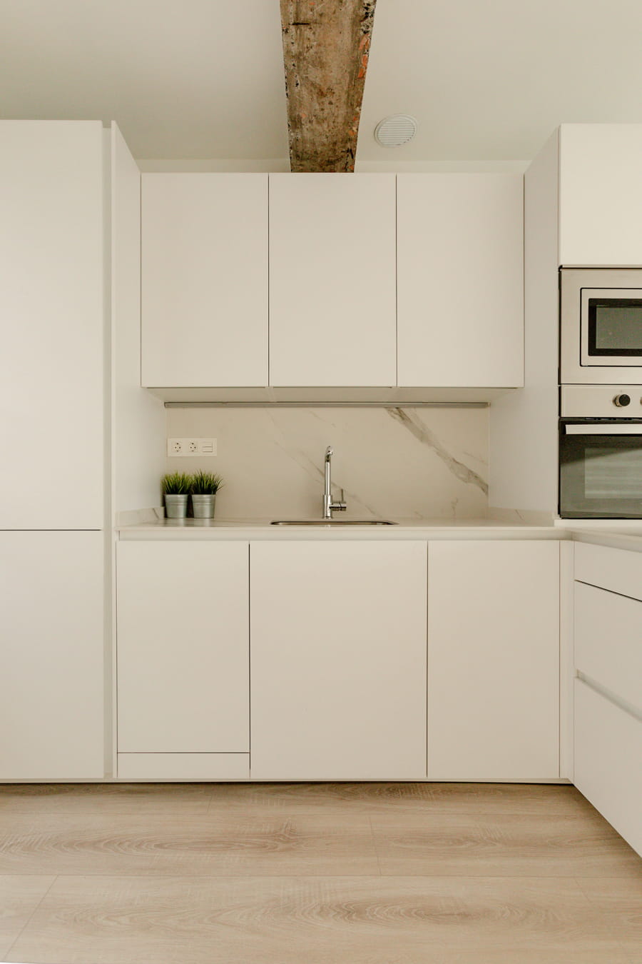 Flat with L-shaped white Santos kitchen