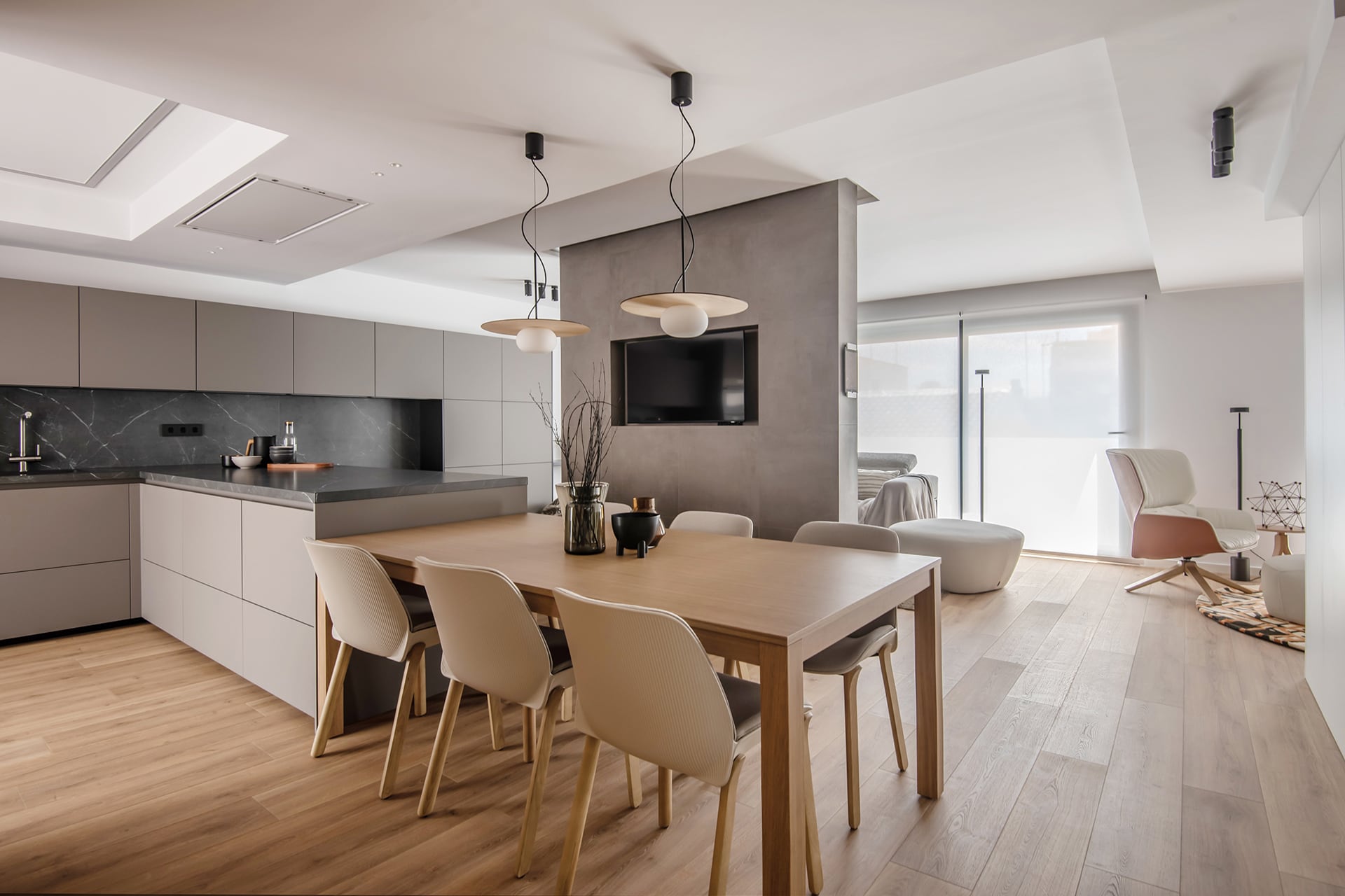 Cozinha cinza Santos com península e office aberta para a sala de estar