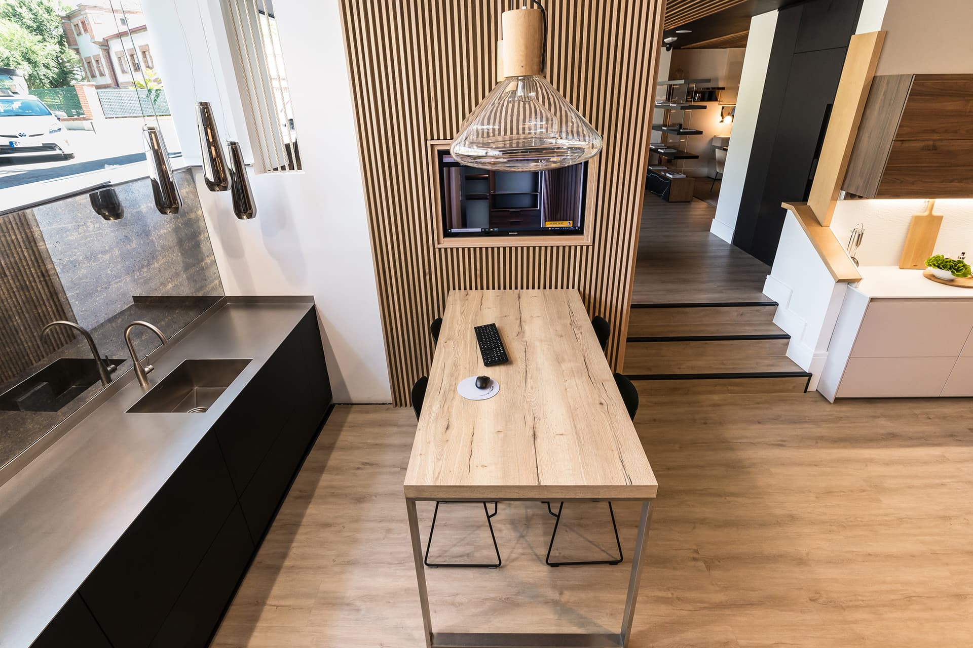 Cozinha Santos preta com mesa com acabamento em madeira