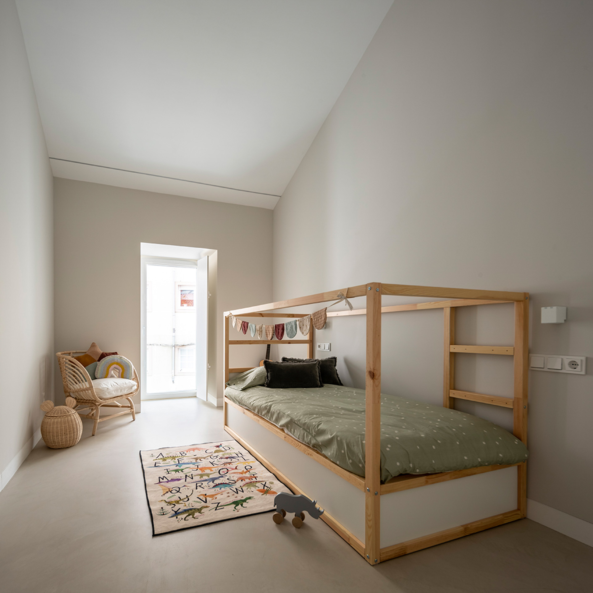 Dormitorio juvenil gris blanco y madera