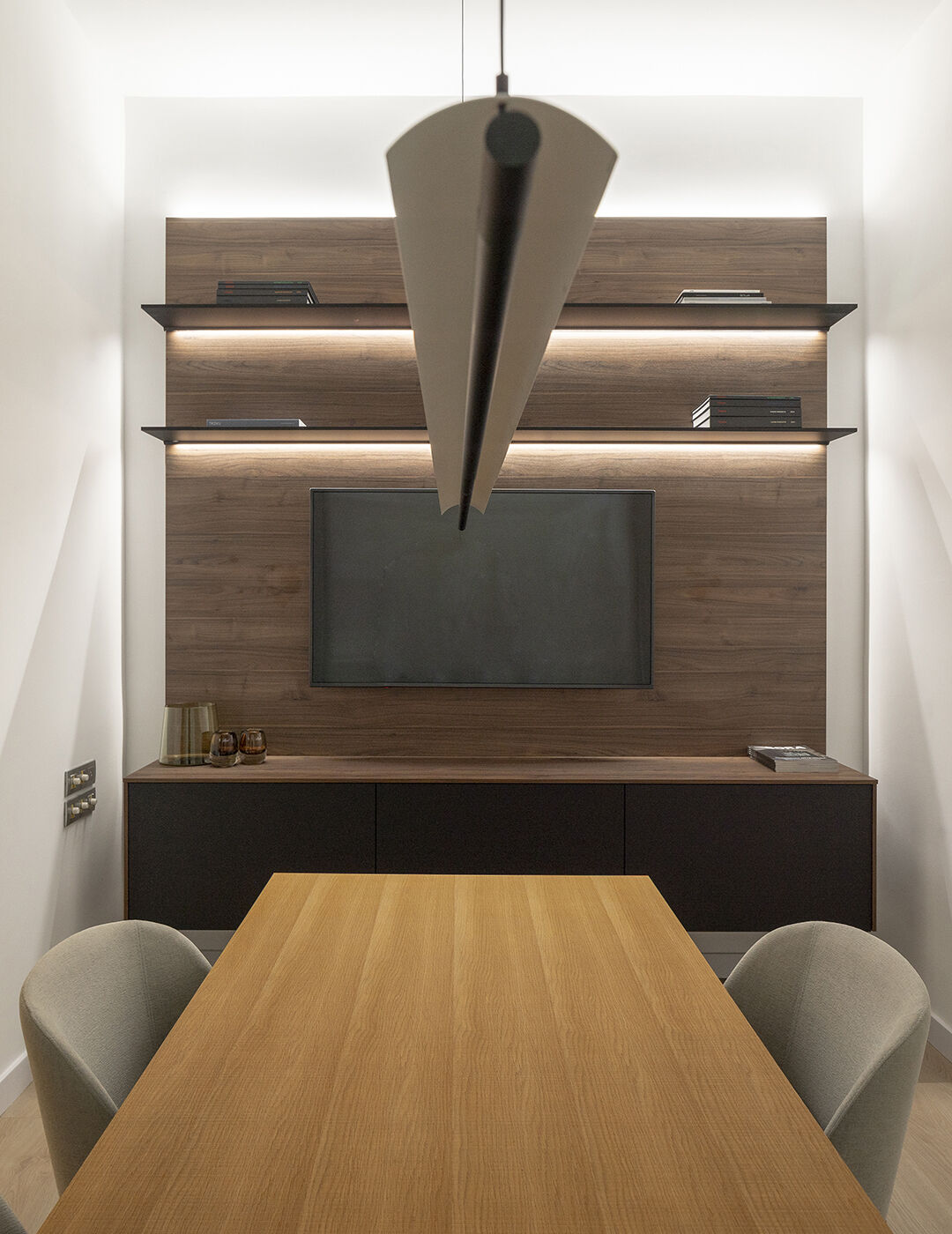 Mesa y mueble modular en exposición Santos Bilbao