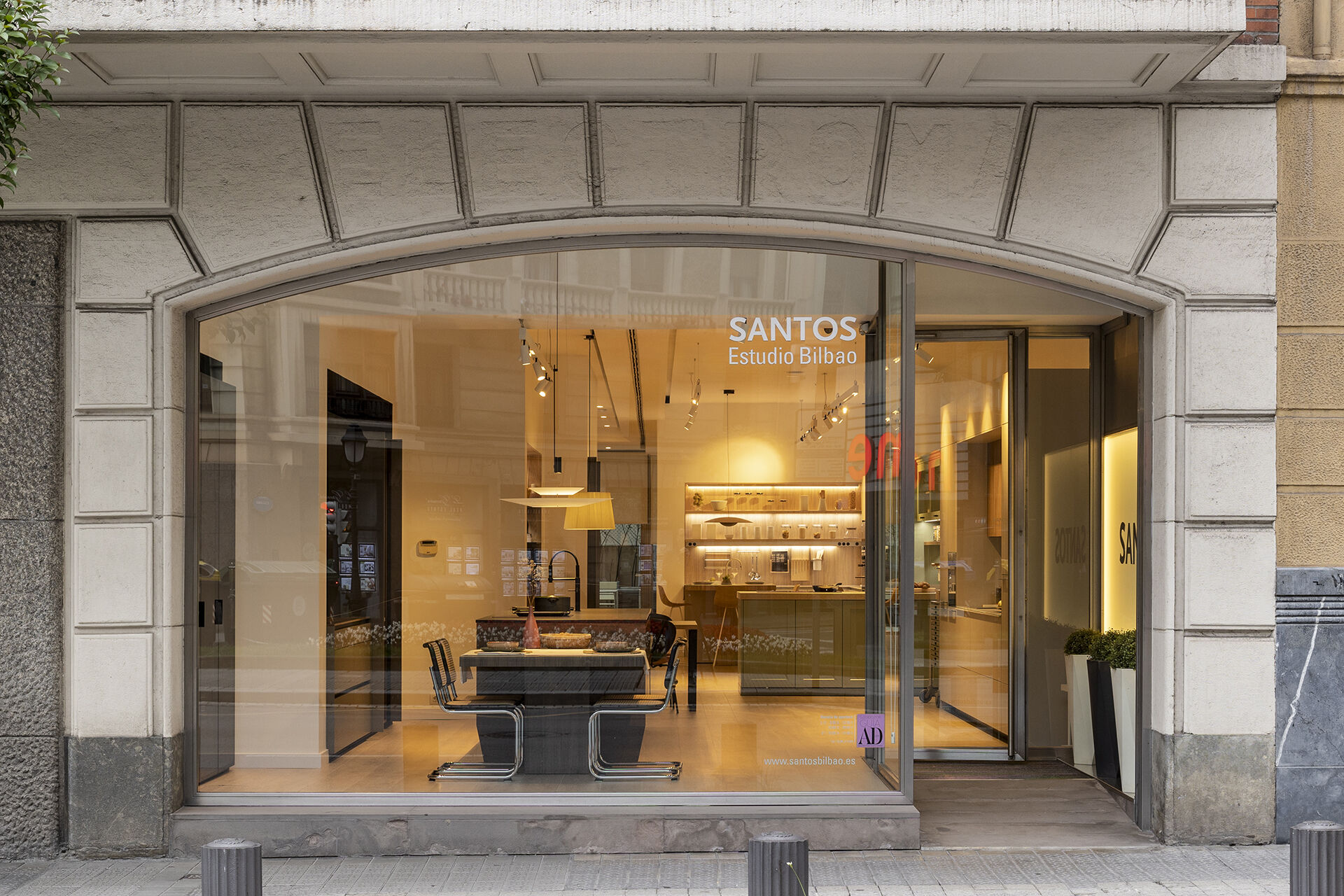 Santos Estudio kitchen showroom in Bilbao