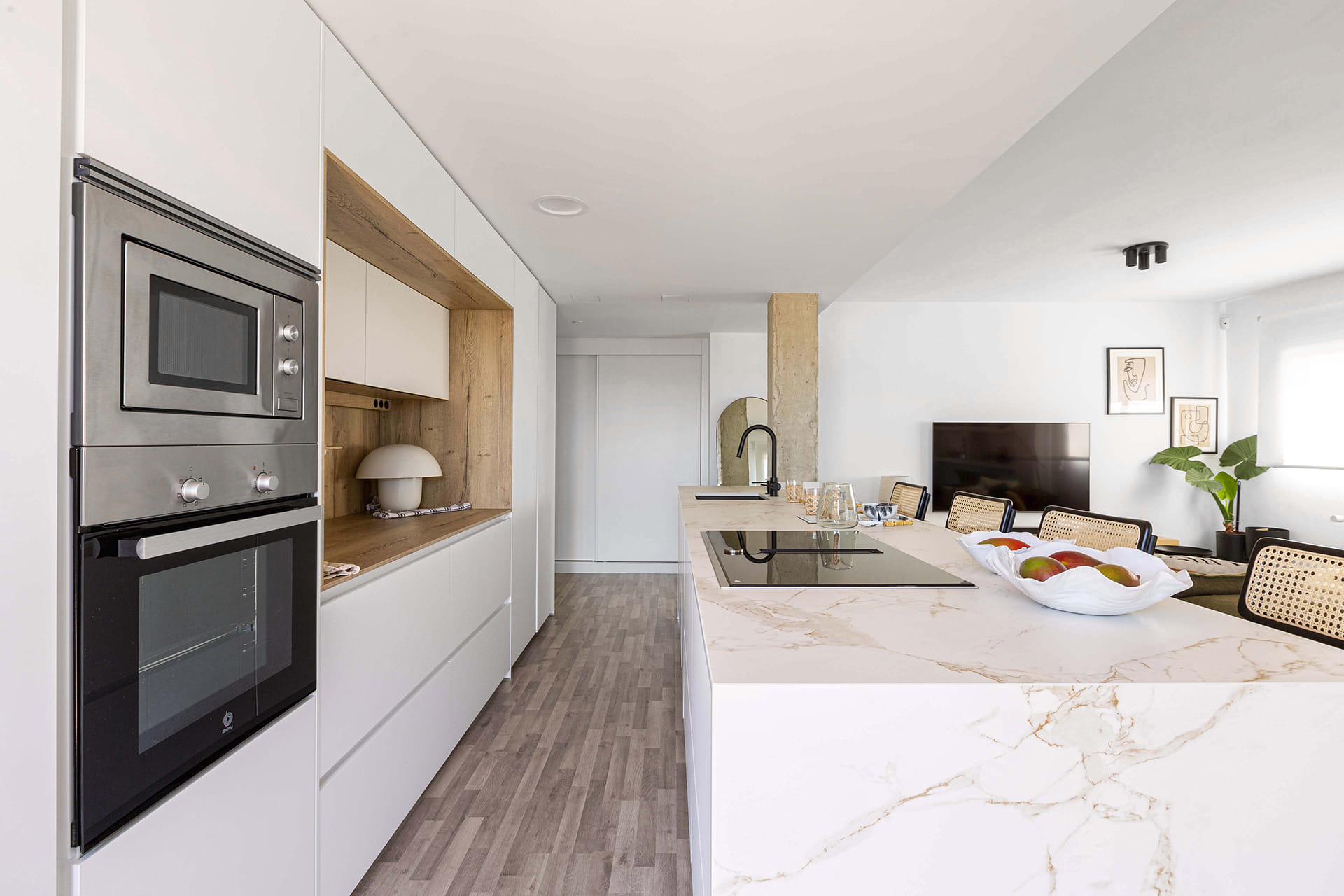 Cozinha branca Santos com mobiliário de composição linear
