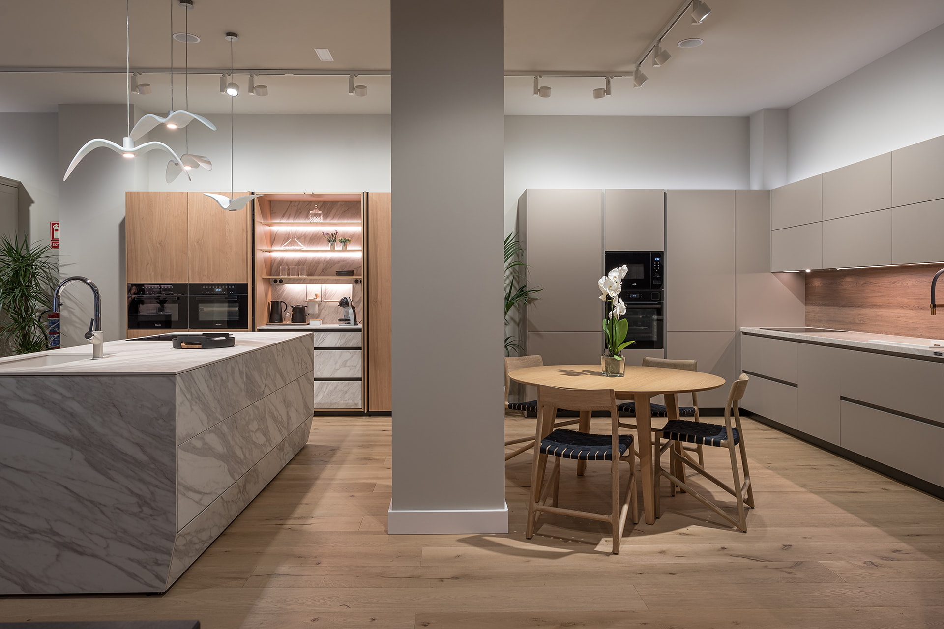Cozinha cinza e madeira no novo showroom de cozinhas em Granada