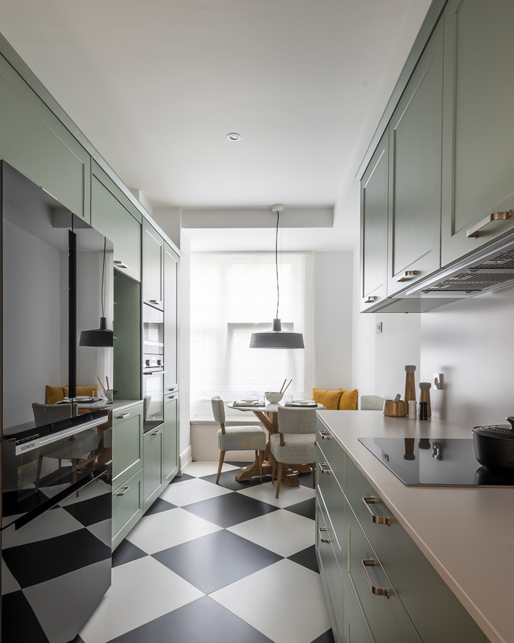 Groene Santos keuken met parallel opgestelde meubels