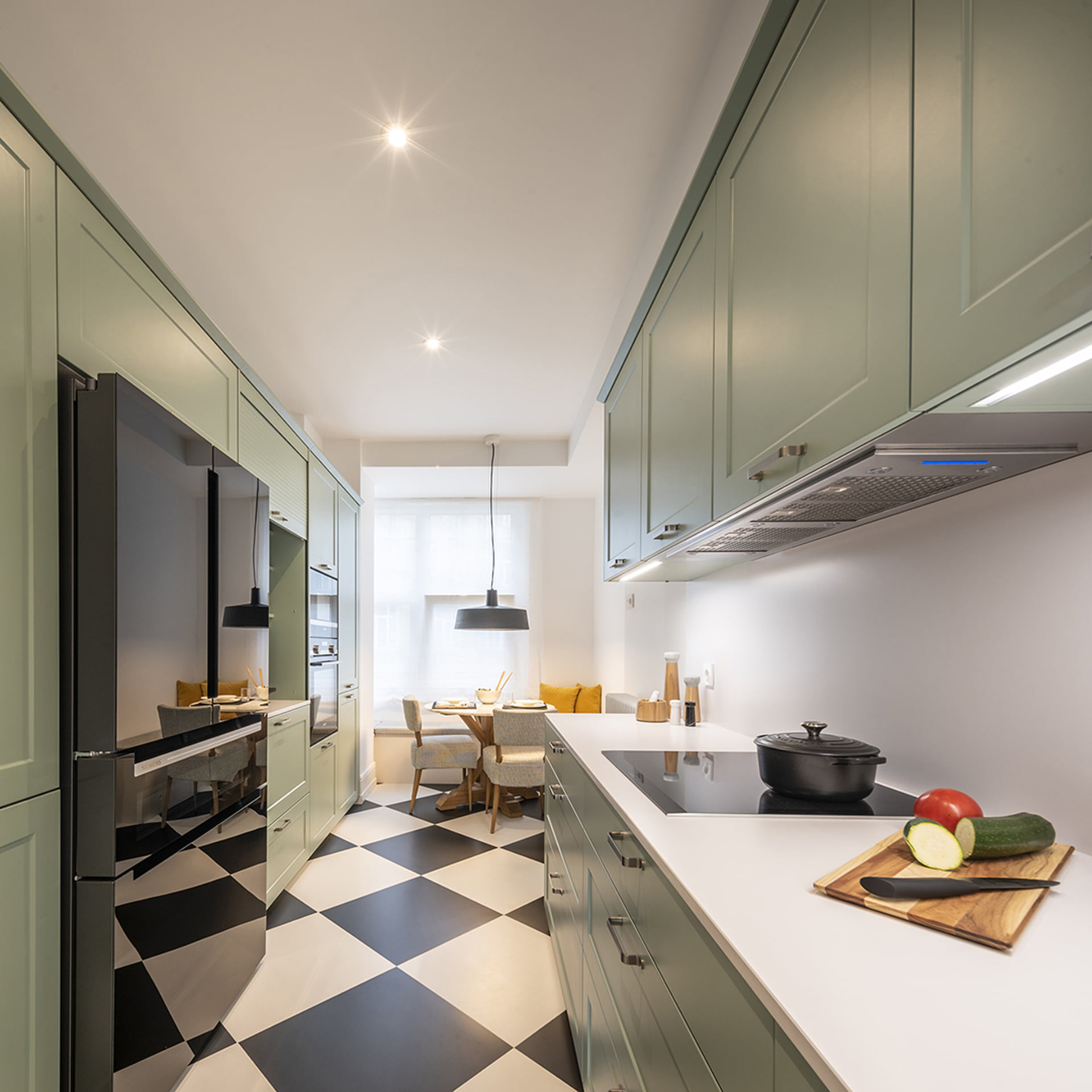 Cozinha verde Santos em apartamento remodelado