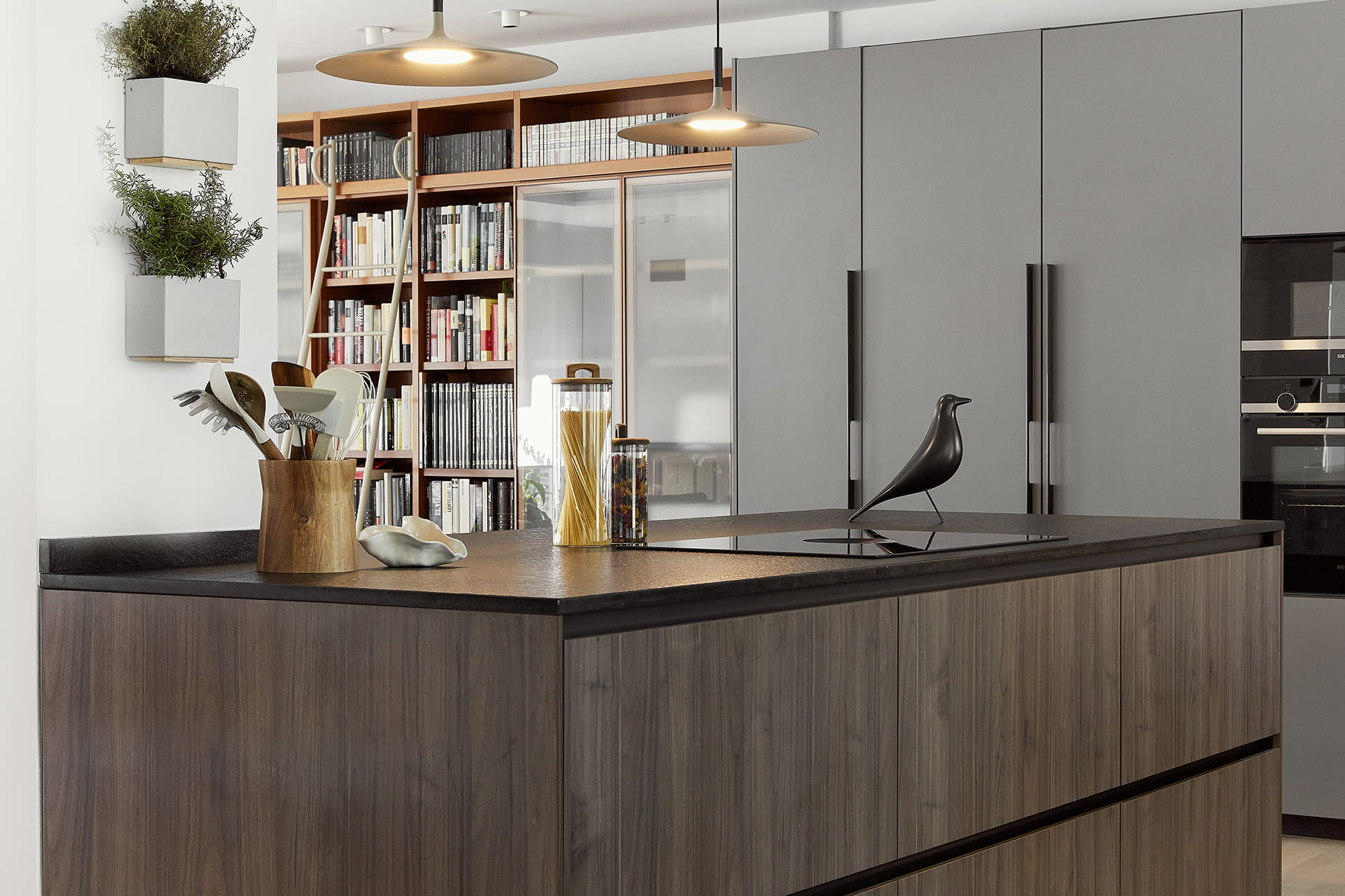 Grey and wood Santos kitchen with island, bright and open-plan, integrated into the daytime living area.