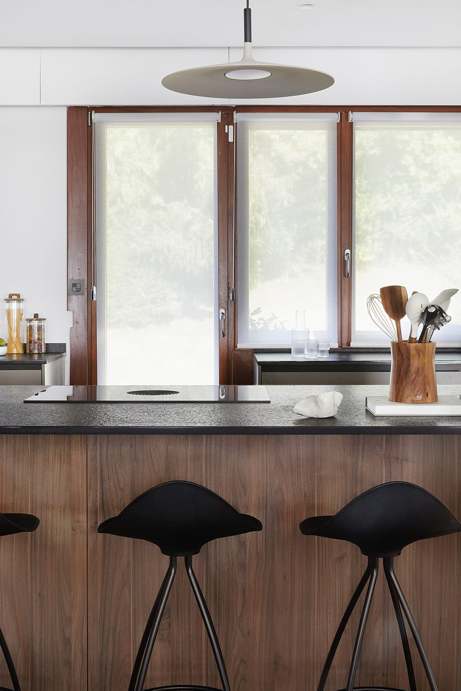 Keuken in grijs en notelaarhout met eiland, open ontwerp.
