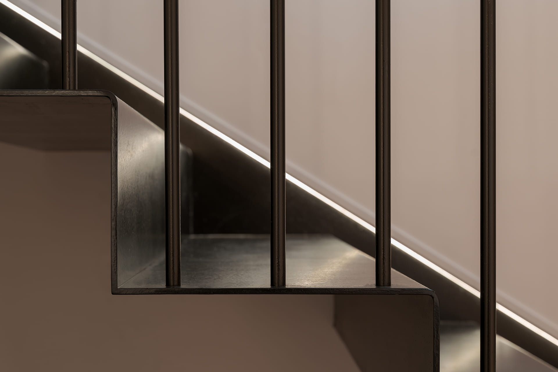 Escaleras con diseño minimalista.