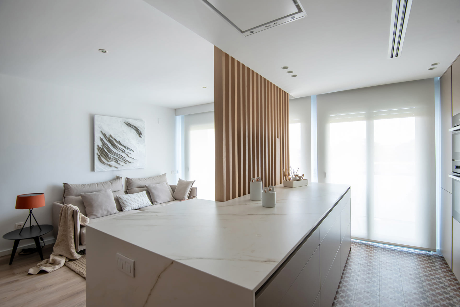 Kitchen island with integrated slats to separate it from the living room.