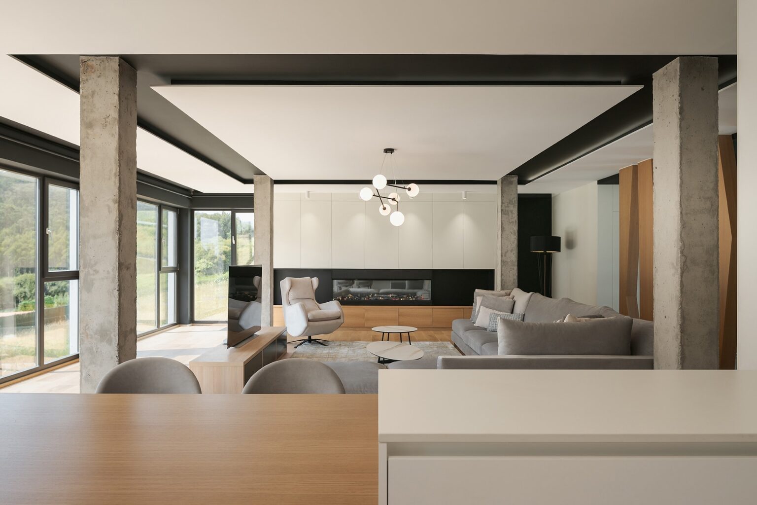 White kitchens by Santos in homes by Arnela Arquitectura | Santos