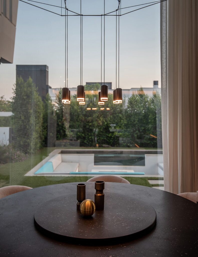 Black kitchen with island open to the lounge | Santos