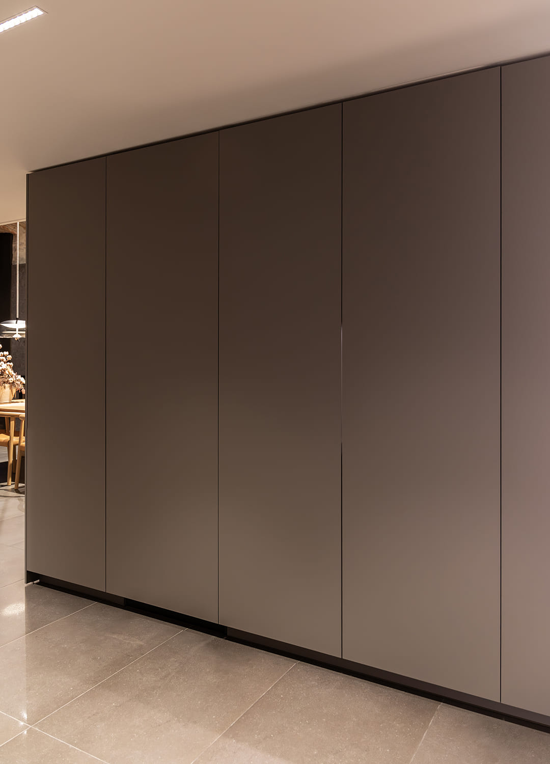 Kitchen cabinets with pocket doors at the Santos kitchen showroom in Girona.