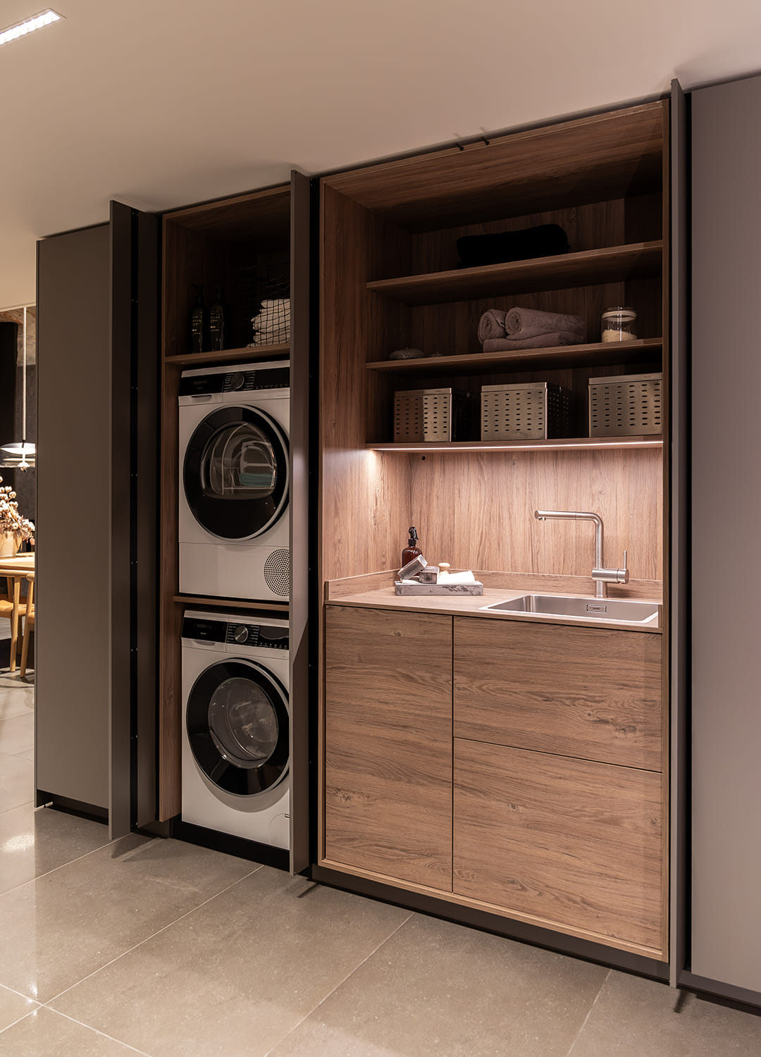Tall units with laundry area at the Santos kitchen showroom in Girona.