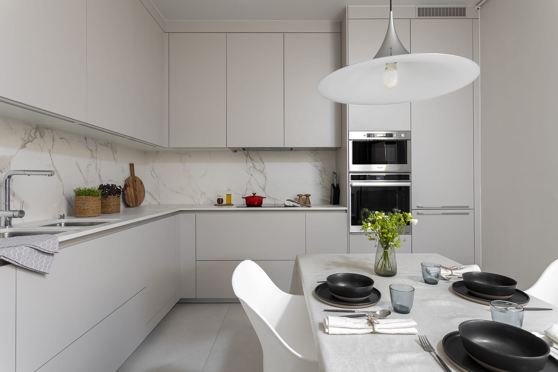 Cashmere kitchen with an L-shaped layout and a breakfast area designed by Santos.