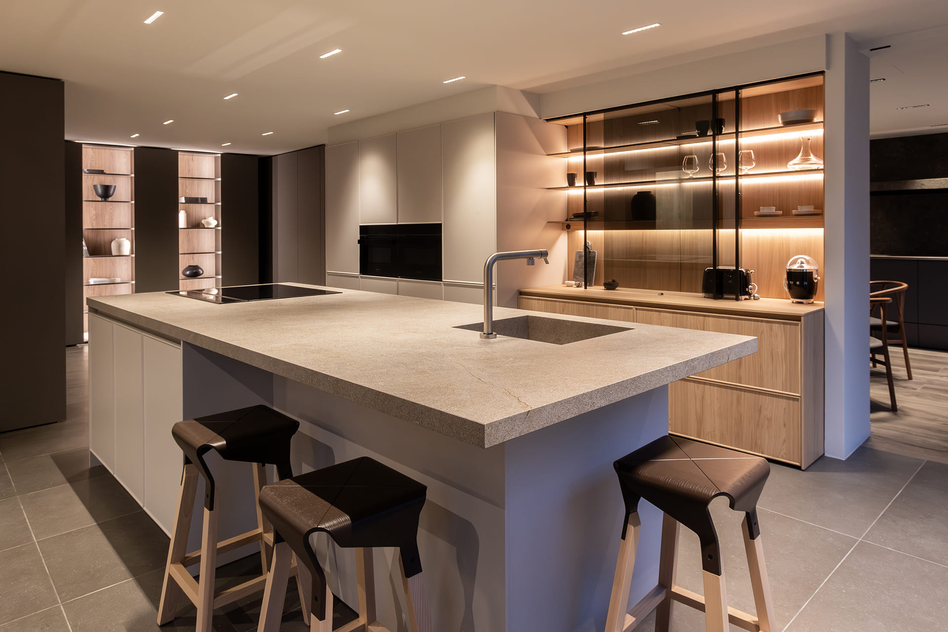 Cashmere kitchen with island at the Santos kitchen showroom in Girona.