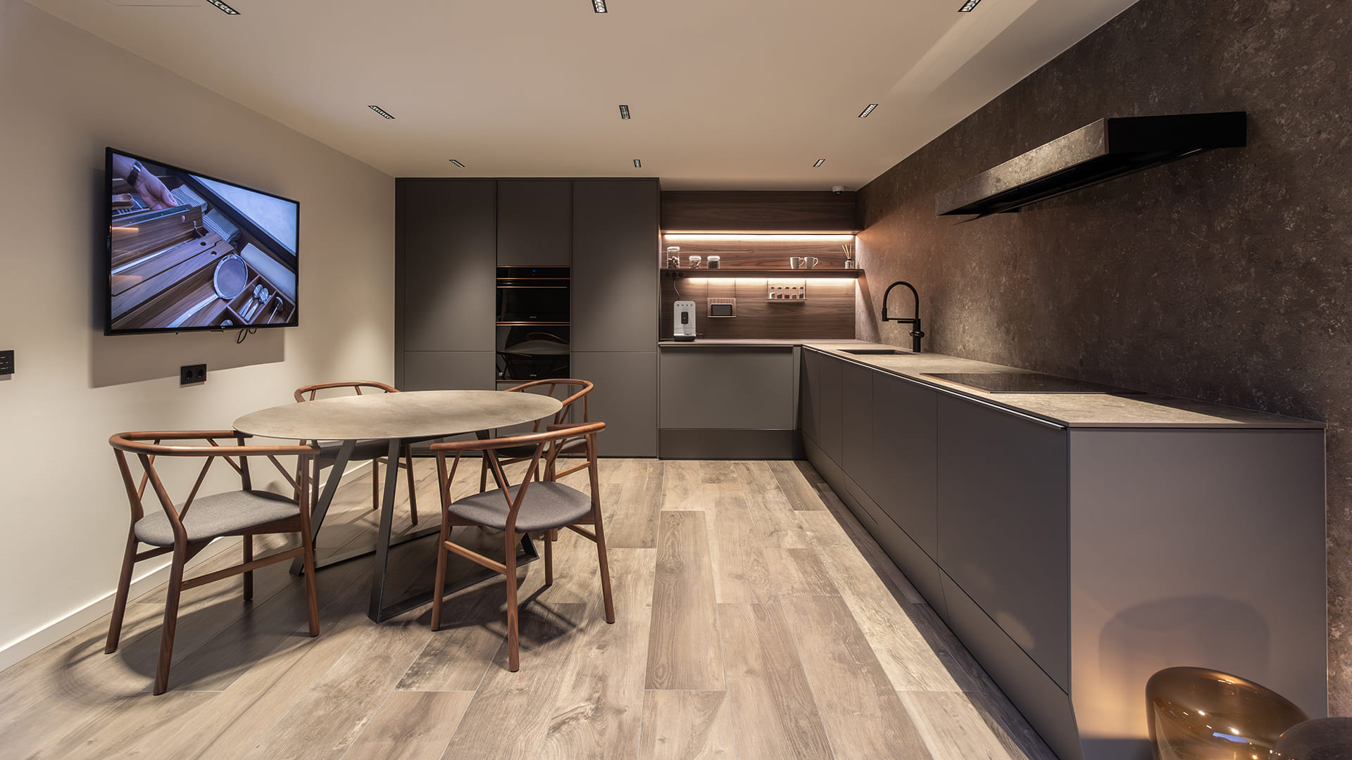L-shaped kitchen inside the Santos kitchen showroom in Girona.
