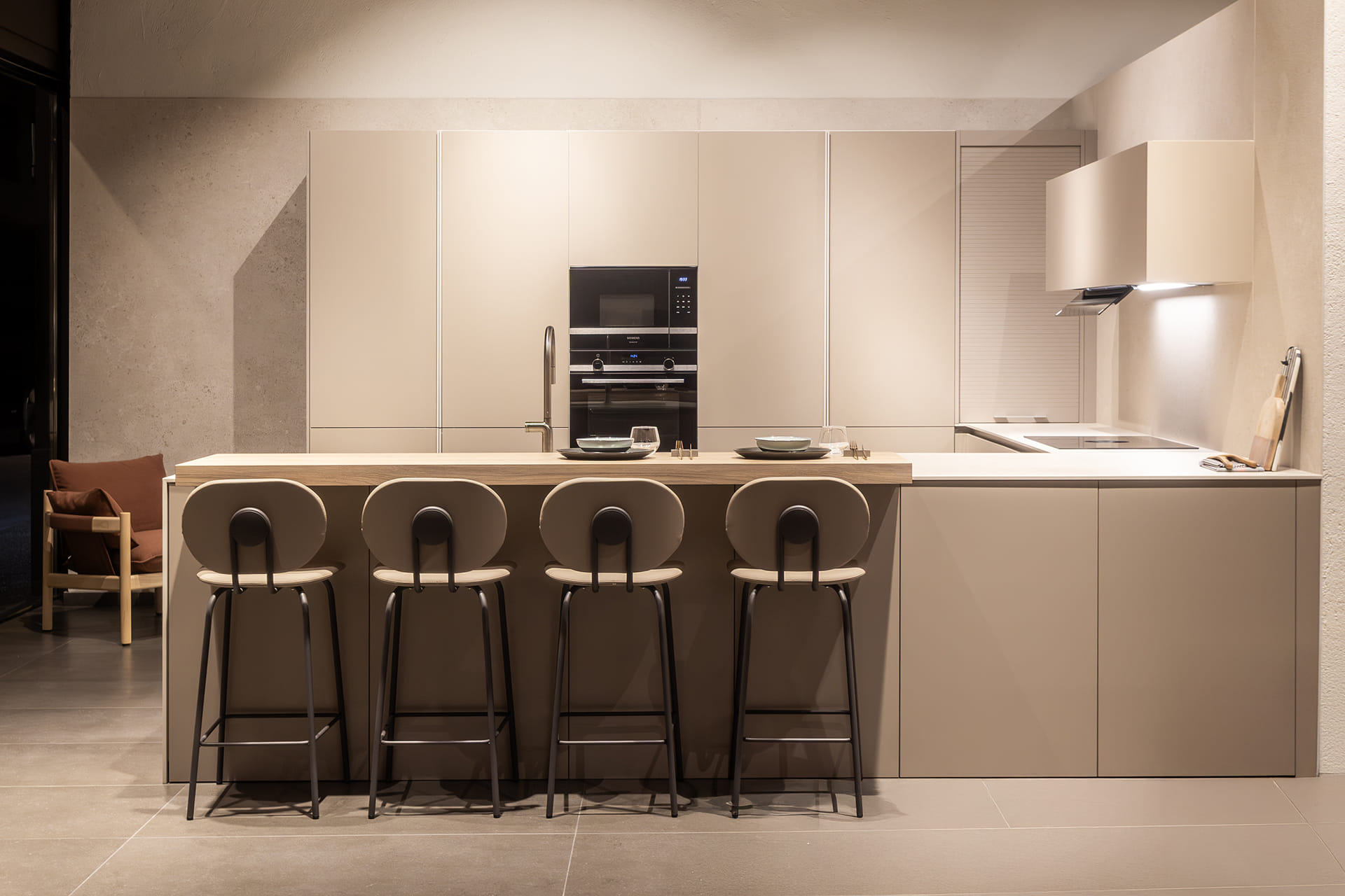 Sand Grey kitchen with peninsula at the kitchen showroom in Girona.