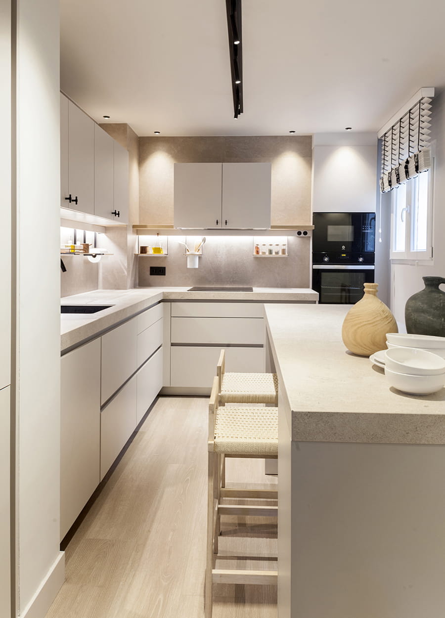 Cashmere Santos kitchen with an L-shaped layout and a breakfast bar.