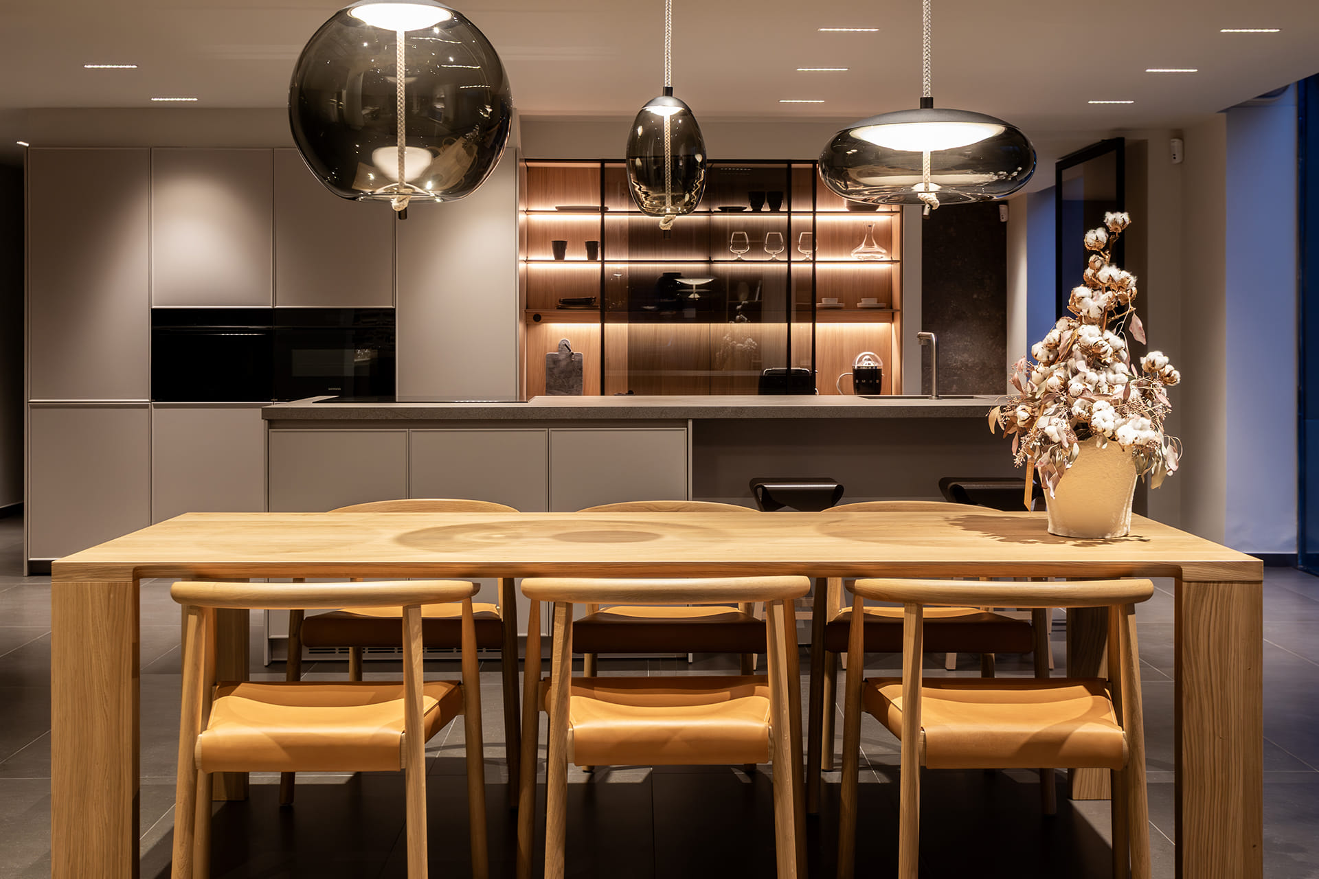 Diner and kitchen with island at the Santos kitchen showroom in Girona.